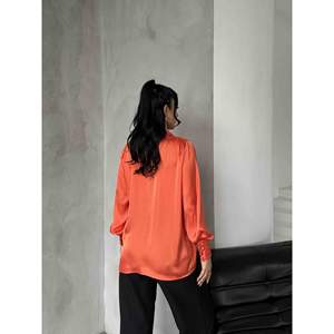 Camisa Naranja Satinada con Botones de Perla, Blusa de Manga Larga para Mujer, Talla S - Product Image 1