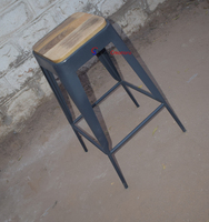 Tabouret de bar industriel empilable de 24 pouces en fer et bois, écologique, pour la maison, la cuisine, la salle à manger, le restaurant - Vente en gros