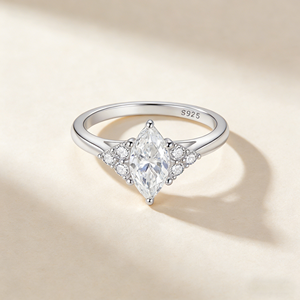 Anillo de Compromiso de Plata de Ley 925 con Circonita Cúbica de Corte Marquesa, Engaste Clásico con Puntas, Joyería para Mujer - Product Image 4