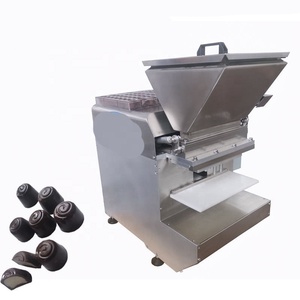 Machine à fabriquer des bonbons fourrés au chocolat et aux gommes - Product Image 1
