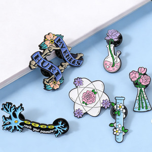 Pin de solapa esmaltado personalizado <span class=keywords><strong>con</strong></span> diseño de botella de poción mágica, grabado de dibujos animados, estilo fantasía y brujería, mercancía de juego y pin de regalo metálico - Product Image 3