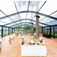 Tente de réception de luxe à cadre noir, taille personnalisée, tente événementielle temporaire d'extérieur avec toit en PVC noir et parois latérales transparentes