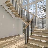 Escalier flottant en U moderne pour duplex, structure métallique avec marches en bois de chêne et garde-corps en acier, style minimaliste