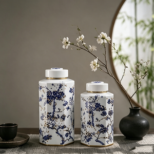 Bocaux hexagonaux en porcelaine blanche, bleue et dorée à motif floral avec bordure dorée pour table console zen orientale et accent de décoration intérieure - Product Image 3