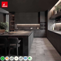 Cuisine moderne Alland Manufacture avec îlot, design tout-en-un, façade en bois massif, contreplaqué, MDF, laque noire mate