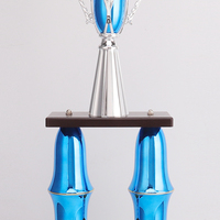 Grand trophée personnalisé en plastique à 4 niveaux et 2 piliers avec base en bois pour compétitions sportives EZ05