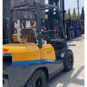 Chariot élévateur diesel compact d'occasion japonais TCM TCM30 FD30 de 3 tonnes avec mât à 3 sections, pour utilisation en intérieur, opération debout, à bas prix, à vendre - Product Image 1