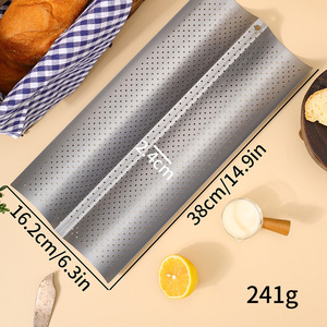 Moule à baguettes antiadhésif <span class=keywords><strong>de</strong></span> 38 cm <span class=keywords><strong>de</strong></span> long en acier au carbone perforé pour 3 pains français standard - Product Image 6