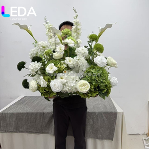 Arrangements de fleurs LED personnalisées au toucher réel pour mariage, centre de table en forme de boule de fleurs d'hortensia irrégulières blanches et vertes - Product Image 2