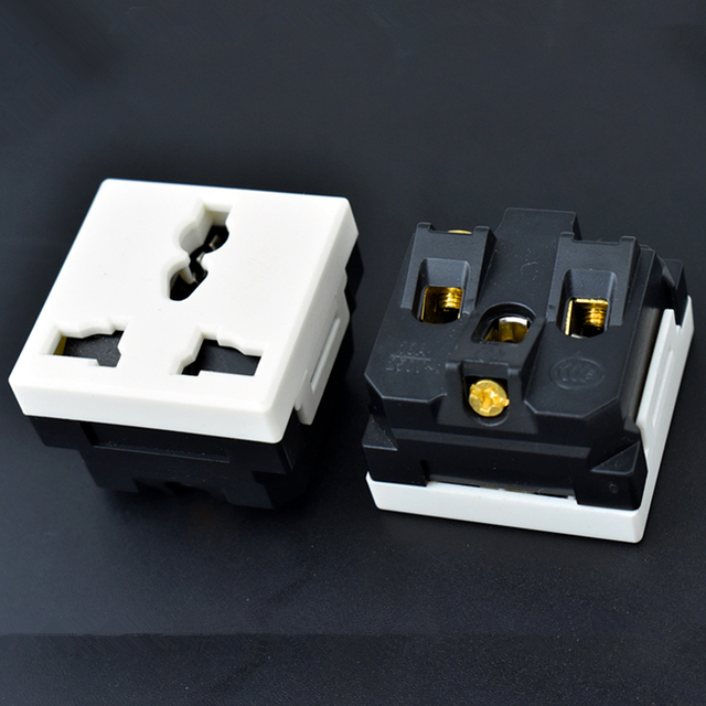 China Supplier of IP44 Level AC Power Electric Socket with 10A Rated Current