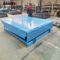 Rampe de quai fixe robuste avec rebord articulé pour le chargement de camions en terminal logistique