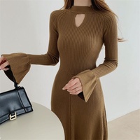Robe longue élégante de luxe en laine et viscose tricotée à col rond et fines bretelles, collection automne-hiver, design de niche pour femme, export.