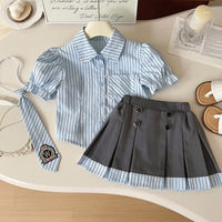 Ensemble deux pièces chic pour filles style preppy été 2025 : chemise en coton rayée avec lettres et jupe plissée