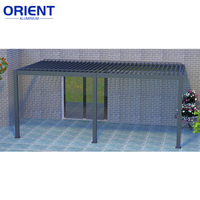 Pergola bioclimatique murale en aluminium de luxe avec toit à lames motorisées pour extension de terrasse moderne, patio ou restaurant