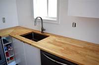 Plan de travail en bois de bouleau à joint de doigt personnalisé en usine avec un design d'évier pour la cuisine