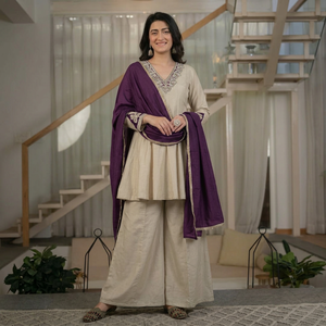 Ensemble Anarkali en coton beige avec dupatta violet, tenue traditionnelle indienne et pakistanaise pour femmes, coupe ample, vêtements décontractés - Product Image 1