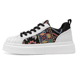 Vente en gros d'usine, baskets blanches de luxe pour hommes, style décontracté, chaussures de marche, lacets, chaussures de jogging - Product Image 1