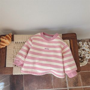 Conjunto de dos piezas para bebés y niños pequeños, otoño-invierno: camiseta de forro polar con peto de algodón grueso, estilo nuevo 2025 para exteriores - Product Image 6