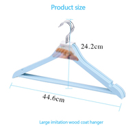 Fabricant de cintres de supermarché de haute qualité personnalisés Cintres en plastique imitation bois pour adultes Autres cintres personnalisés avec logo