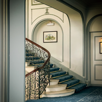 Escalier Courbé Intérieur Résidentiel Conforme aux Normes de Sécurité, Style Français de Luxe, Prima Fashion Pick