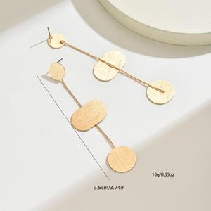 Pendientes Largos Geométricos de Lujo, Minimalistas y Elegantes, en Tono Dorado, con Detalles Táctiles, Hechos a Mano, Hipoalergénicos, para la Noche - Product Image 2