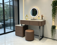 Table de toilette moderne et minimaliste en bois massif avec miroir éclairé et fonction de support, idéale pour chambre à coucher