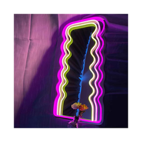 Miroirs acryliques ondulés personnalisés Winbo pour décoration murale, miroir décoratif irrégulier avec éclairage néon décoratif à intensité variable