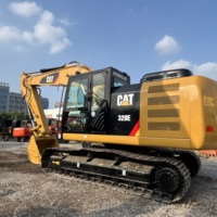 Excavatrice hydraulique CAT 320E d'occasion, fonctionnement fluide, largement utilisée dans la rénovation urbaine et l'aménagement paysager