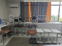 Prix bon marché d'hôpital Table de lit mobile Table de lit d'hôpital sur lit Table en bois avec roues