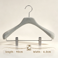Conçu avec un revêtement floqué intégral et une pince antidérapante en dessous pour la présentation des vêtements, cintre en bois massif