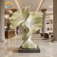 Sculpture florale abstraite de grande taille en fibre de verre, sculpture peinte à la main sur mesure pour les hôtels haut de gamme et les hébergements de luxe