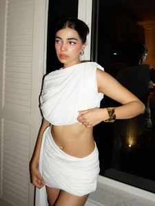 Conjunto de Dos Piezas de Satén Blanco con Abertura en un Hombro y Falda Mini para Fiesta, Modelo A11353 para Mujer - Product Image 5