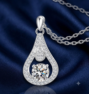 Élégantes chaînes de cou en argent sterling plaqué or à motif croisé, ornées de pendentifs en forme de goutte d'eau - Product Image 1