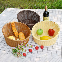 Trendy ronde PP rotan handgemaakte waterdichte fruitmand met schuine rand, geweven opbergmand voor fruit en snacks.