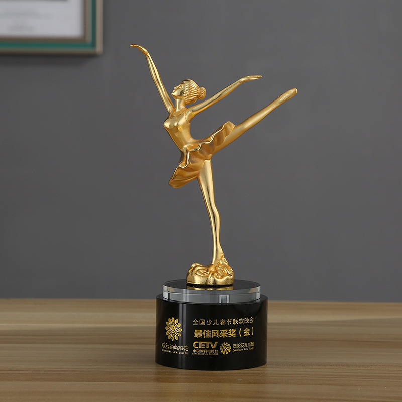 Hombrecito dorado bailarín de 22 cm