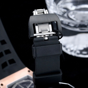 Reloj mecánico automático para hombre con tourbillon en forma de tonneau, esqueletizado, con correa de caucho negra 30-01 - Product Image 2