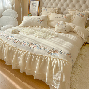 Juego de Ropa de Cama de Cuatro Piezas de Terciopelo de Leche de la Serie Rose Love - Product Image 3