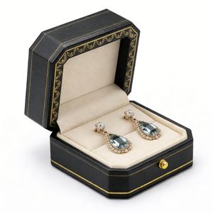 กล่องใส่ต่างหูแบบบูติก กล่องของขวัญเครื่องประดับหนังเทียมแบบมีบานพับ พร้อมแผ่นกำมะหยี่ด้านใน รับทำโลโก้ตามสั่ง สำหรับแบรนด์เครื่องประดับ บรรจุภัณฑ์เพื่อการจัดวางสินค้า รับผลิตแบบ OEM - Product Image 1