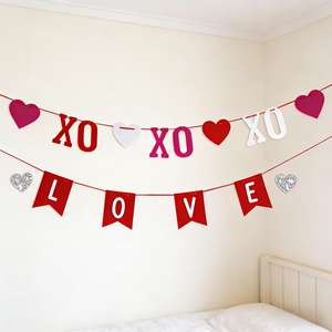 Bannière en feutre écologique faite à la main avec un imprimé cœur romantique XO, parfaite pour les fêtes de la Saint-Valentin. - Product Image 1