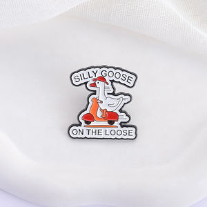 โง่ห่านบนหลวมเคลือบพินห่านน่ารักบนสกู๊ตเตอร์การ์ตูนสัตว์ตลกเข็มกลัดปกเสื้อของขวัญเครื่องประดับสำหรับเพื่อน - Product Image 3