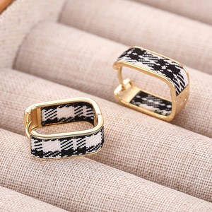 Eleganti Orecchini a Polsino con Motivo a Quadri per Donne, Accessori per Orecchie Semplici per Uso Quotidiano - Product Image 2