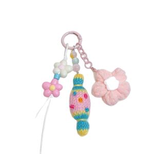 Llavero de punto hecho a mano con diseño de flor y dulce, ideal como adorno para bolso, coche o teléfono móvil para niñas. - Product Image 6