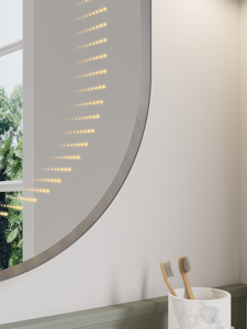 กระจกห้องน้ำติดผนังแบบไม่สมมาตร พร้อมไฟ LED ในตัว กรอบสีเงิน สแตนเลส ดีไซน์ร่วมสมัย IP44 กระจกนิรภัย - Product Image 2