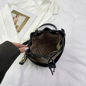 Sac à bandoulière tendance en PU souple, style seau, avec doublure en polyester - Product Image 2