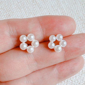 Pendientes de Perlas con Forma de Flor - Product Image 1