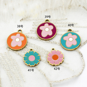 ช่อดอกไม้เคลือบเงา |   จี้รูปดอกไม้สแตนเลสสตีลชุบทอง 18K PVD สำหรับทำเครื่องประดับ กันน้ำและป้องกันอาการแพ้ - Product Image 6