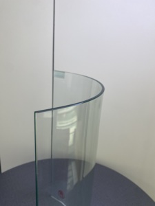 Verre trempé incurvé à haute transmission lumineuse, verre trempé de sécurité sur mesure pour vitrine, cloison ou fenêtre - Product Image 4