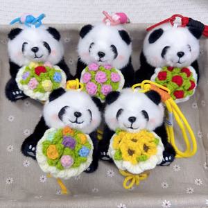 Adorable y Realista Muñeco de Peluche de Panda Gigante Tejido con Flor, Llavero, Colgante para Mochila, Adorno Colgante para Bolso, Venta al por Mayor - Product Image 2