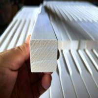 Balustres et broches d'escalier en bois de pin massif de haute qualité pour les intérieurs d'accueil pour les hôtels