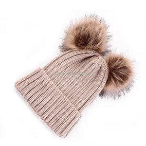 Tuque de bonnet d'hiver tricoté <span class=keywords><strong>en</strong></span> acrylique chaud de haute qualité avec <span class=keywords><strong>fausse</strong></span> <span class=keywords><strong>fourrure</strong></span> deux pompons - Product Image 4
